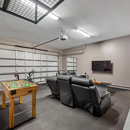 New-Luxury Tampa Home With Pool, Jacuzzi & Amenities